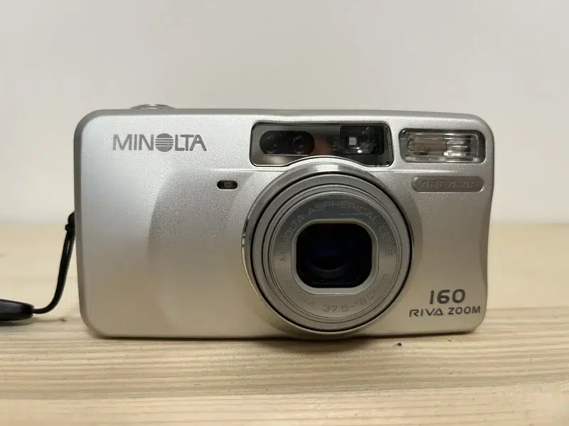 Minolta Riva Zoom 160 : le compact argentique zoom polyvalent des années 90