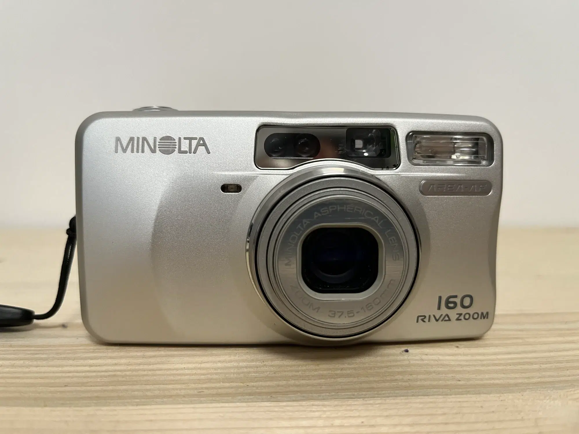 avis-minolta-riva-zoom-160 face