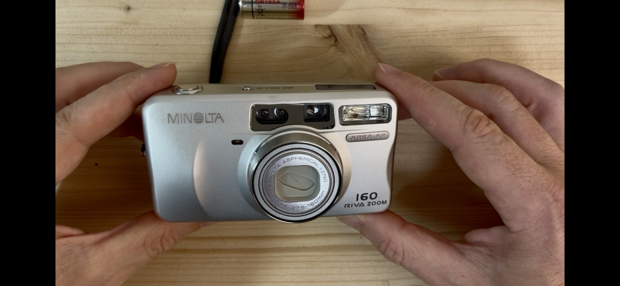 avis-minolta-riva-zoom-160 en main
