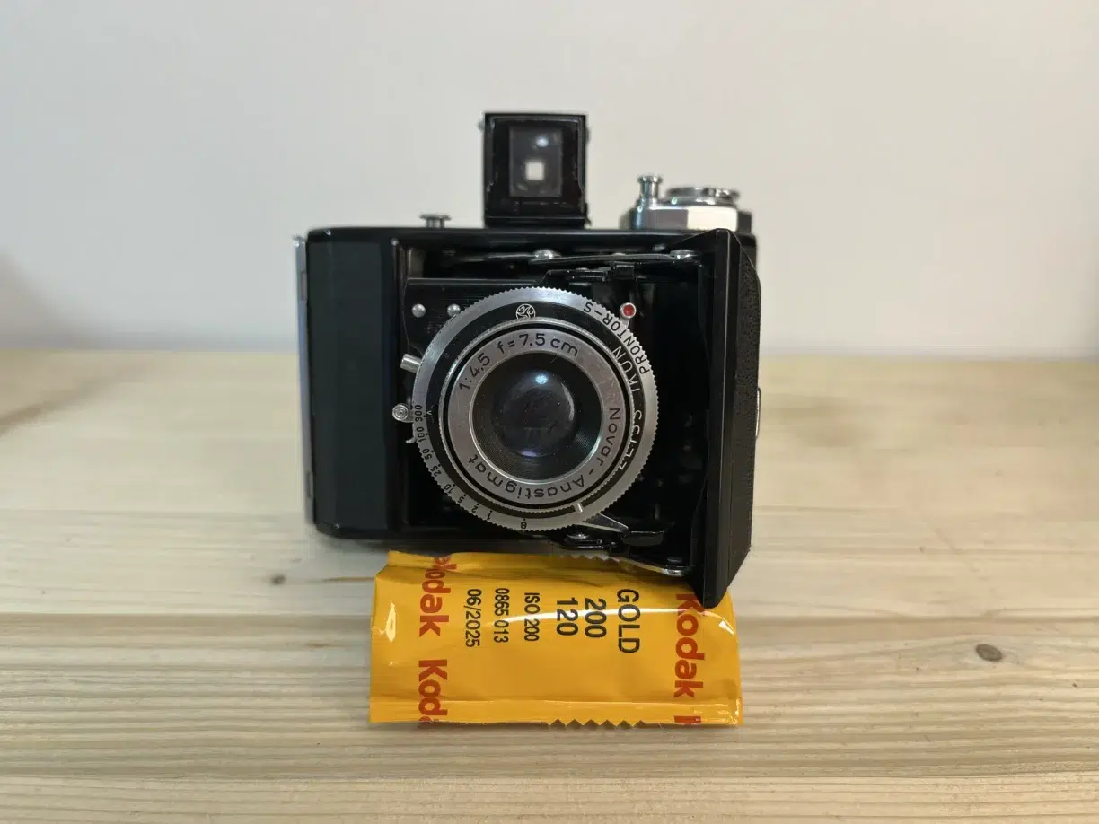 Zeiss Ikonta 521 : le folding 6×4,5 de poche qui rend le moyen format accessible