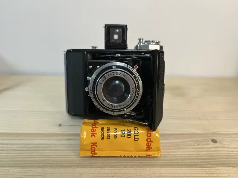 Zeiss Ikonta 521 : le folding 6×4,5 de poche qui rend le moyen format accessible